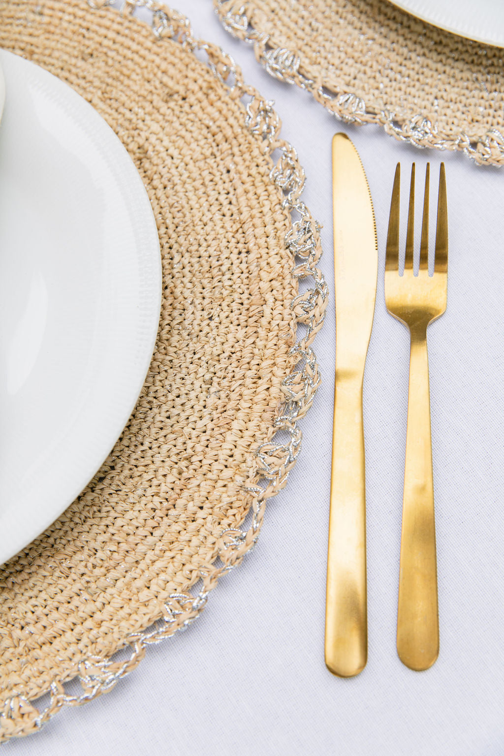 Metallic Aura placemat, Woven raffia tabletop