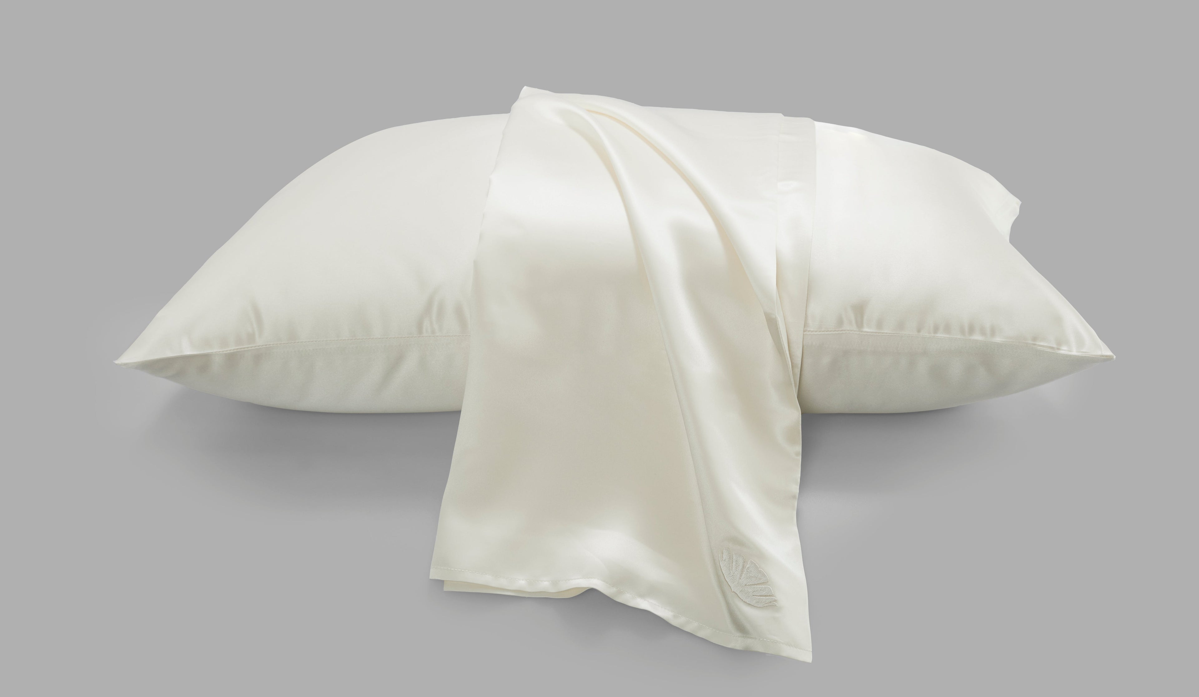 La Seta Silk Pillowcase with Embroidery