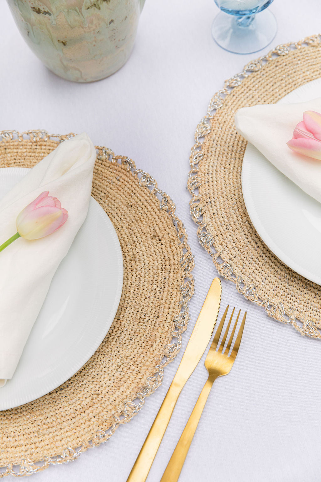 Metallic Aura placemat, Woven raffia tabletop