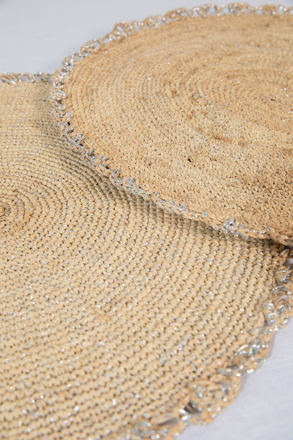 Metallic Aura placemat, Woven raffia tabletop